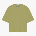 Camiseta com estampa frontal de texto dinâmico sobreposto a elementos geométricos e detalhes gráficos, e estampa traseira com logotipo minimalista.