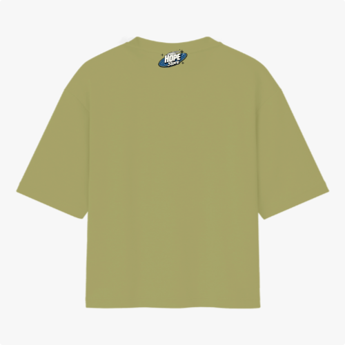 Camiseta com estampa frontal de texto dinâmico sobreposto a elementos geométricos e detalhes gráficos, e estampa traseira com logotipo minimalista.