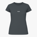 Camiseta com estampa frontal de um discreto logotipo estilizado em fonte moderna.