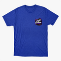 Camiseta com estampa frontal de letras estilizadas acompanhadas por um padrão geométrico vibrante em segundo plano.