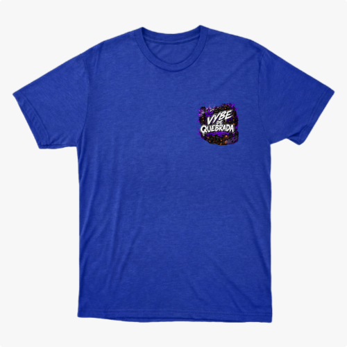 Camiseta com estampa frontal de letras estilizadas acompanhadas por um padrão geométrico vibrante em segundo plano.