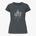 Camiseta com estampa frontal de três corações entrelaçados com símbolos religiosos e texto abaixo "Jesus, Maria e José", acompanhados de desenhos detalhados.
