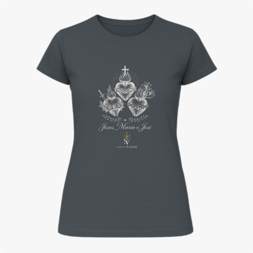 Camiseta com estampa frontal de três corações entrelaçados com símbolos religiosos e texto abaixo "Jesus, Maria e José", acompanhados de desenhos detalhados.