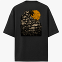 Camiseta com estampa frontal de pequeno círculo com um símbolo minimalista e estampa traseira de favela detalhada sob um grande sol laranja ao fundo.