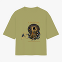 Camiseta com estampa frontal de intrincados padrões florais e texto centralizado, e estampa traseira de figura celestial com a inscrição "A PASTORA".