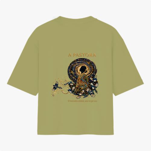 Camiseta com estampa frontal de intrincados padrões florais e texto centralizado, e estampa traseira de figura celestial com a inscrição "A PASTORA".