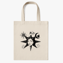 Ecobag com estampa frontal de uma mulher centralizada em um design de estrela, rodeada por ilustrações de planetas, uma maçã, uma pomba e estrelas.