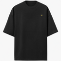 Camiseta com estampa frontal do monograma "H" minimalista e estampa traseira de imagem artística com mãos semelhantes a "A Criação" e texto "Born from Caffeine".