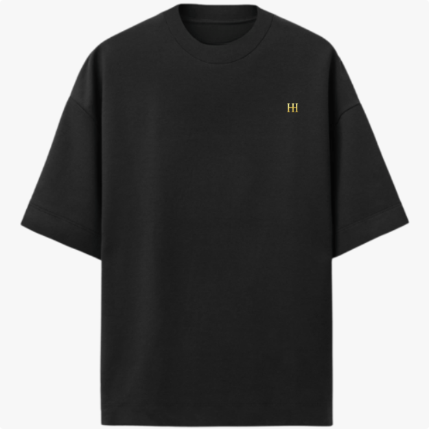 Camiseta com estampa frontal do monograma "H" minimalista e estampa traseira de imagem artística com mãos semelhantes a "A Criação" e texto "Born from Caffeine".