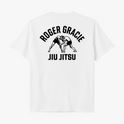 Camiseta com estampa frontal de logo e dois lutadores de jiu-jitsu em postura de combate, e estampa traseira de lutadores em ação sob logotipo em arco.