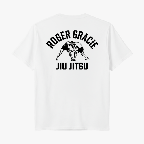 Camiseta com estampa frontal de logo e dois lutadores de jiu-jitsu em postura de combate, e estampa traseira de lutadores em ação sob logotipo em arco.