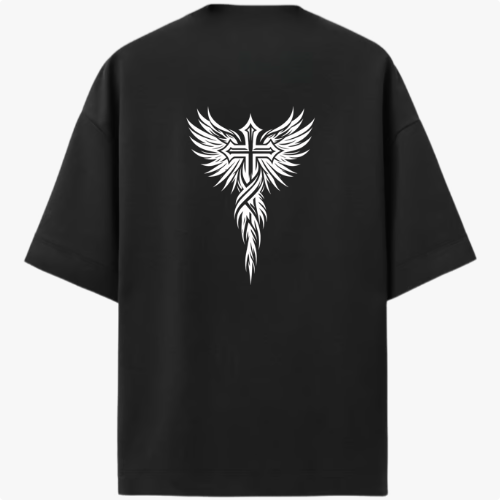 Camiseta com estampa traseira de uma cruz estilizada com asas detalhadas, onde os traços lembram penas e se entrelaçam, formando uma figura imponente.