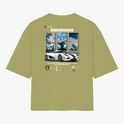 Camiseta com estampa frontal de carro esportivo sob montanhas nevadas, logo e informações técnicas da marca em destaque.