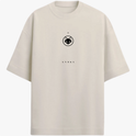 Camiseta com estampa frontal de símbolo geométrico com raposa centrada e texto abaixo e estampa traseira de raposa caminhando sob texto curvo e estrela.