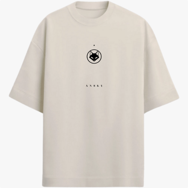 Camiseta com estampa frontal de símbolo geométrico com raposa centrada e texto abaixo e estampa traseira de raposa caminhando sob texto curvo e estrela.