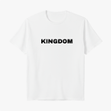 Camiseta com estampa frontal da palavra "KINGDOM" em fonte negritada centralizada.