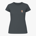 Camiseta com estampa frontal de um adorável cachorro usando uma coroa real, com a inscrição "Motty" em estilo cursivo logo abaixo do desenho.