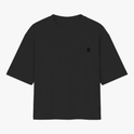 Camiseta com estampa frontal de monograma estilizado pequeno no peito e estampa traseira de personagem usando chapéu, camisa 10, código de barras e texto.