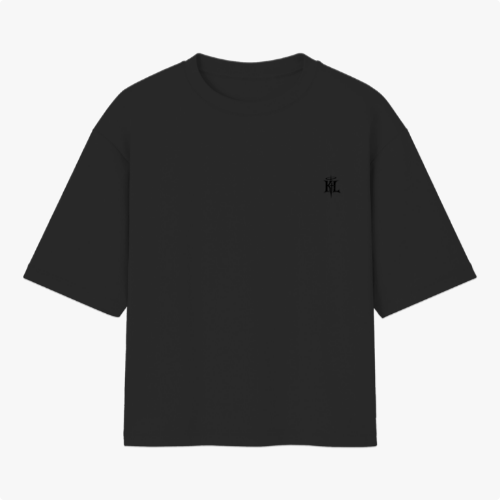 Camiseta com estampa frontal de monograma estilizado pequeno no peito e estampa traseira de personagem usando chapéu, camisa 10, código de barras e texto.