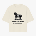 Camiseta com estampa frontal de cavalo de Tróia com símbolo masculino e texto "CAVALO DE TRÓIA DA MASCULINIDADE" e estampa traseira de logotipo circular.