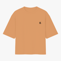 Camiseta com estampa frontal de logotipo estilizado e estampa traseira de guerreiro segurando machado, com frases em inglês e japonês, setas e logotipo.
