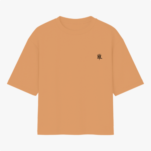 Camiseta com estampa frontal de logotipo estilizado e estampa traseira de guerreiro segurando machado, com frases em inglês e japonês, setas e logotipo.