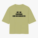 Camiseta com estampa frontal de texto "NÃO ME CONFUNDA COM UM HOMEM CIS" e estampa traseira de símbolo centralizado com texto circular "TRANSVESTICIO".