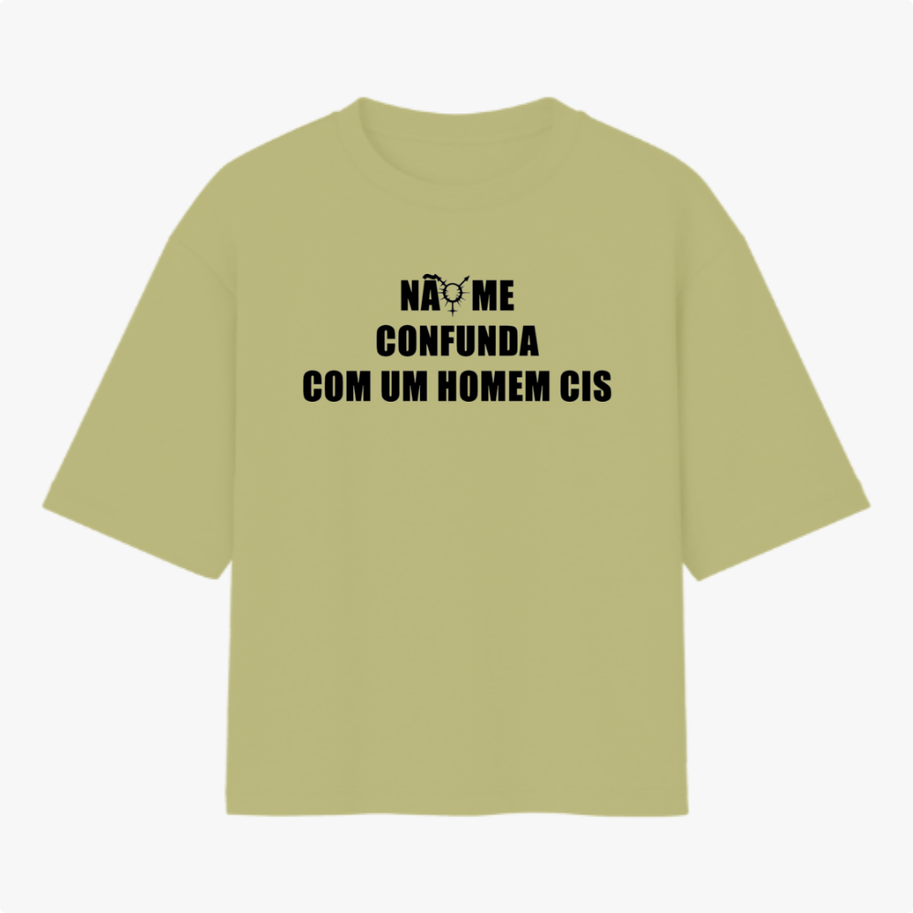 Camiseta com estampa frontal de texto "NÃO ME CONFUNDA COM UM HOMEM CIS" e estampa traseira de símbolo centralizado com texto circular "TRANSVESTICIO".