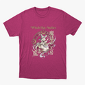Camiseta com estampa frontal de personagem em estilo mangá, com chapéu de bruxa e elementos místicos circulares, acompanhados de texto estilizado.