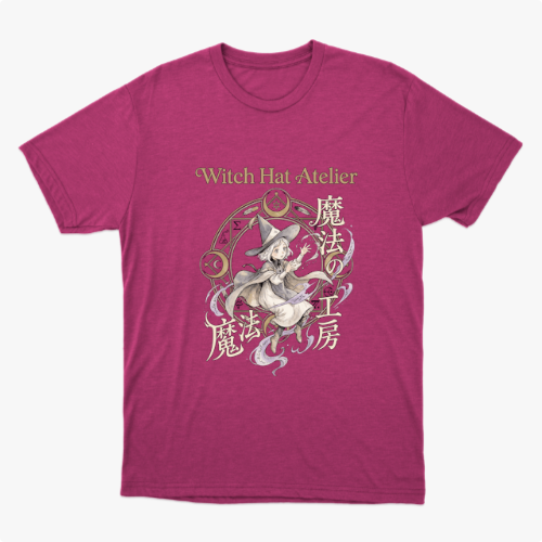 Camiseta com estampa frontal de personagem em estilo mangá, com chapéu de bruxa e elementos místicos circulares, acompanhados de texto estilizado.