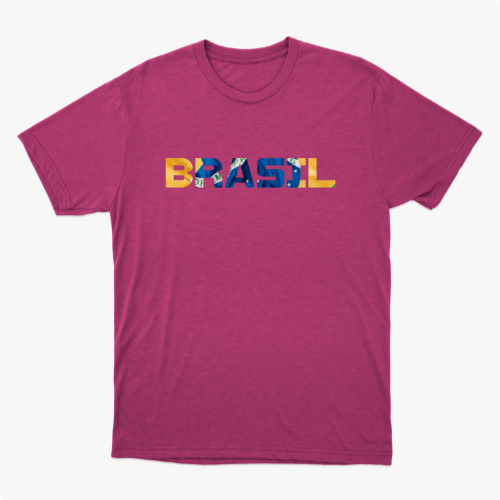 Camiseta com estampa frontal de "BRASIL" em letras preenchidas por elementos gráficos variados e estampa traseira discreta com a frase "AGTBB FBRKM 100".
