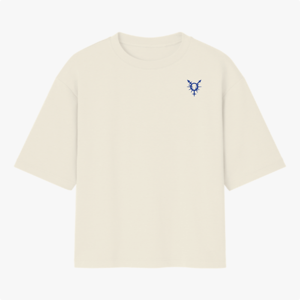 Camiseta com estampa frontal de figura geométrica abstrata e estampa traseira de pássaro estilizado com frases e elementos gráficos variados.