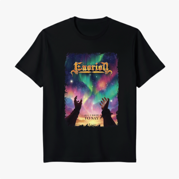 Camiseta com estampa frontal de letras ornamentadas sobre uma cena de aurora boreal, mãos erguidas e frase “ALL I HAVE TO SAY” no horizonte.
