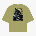 Camiseta com estampa frontal de logo com touros em combate e escrita pequena; estampa traseira de piloto de automobilismo em cima de carro e tipografia vertical.
