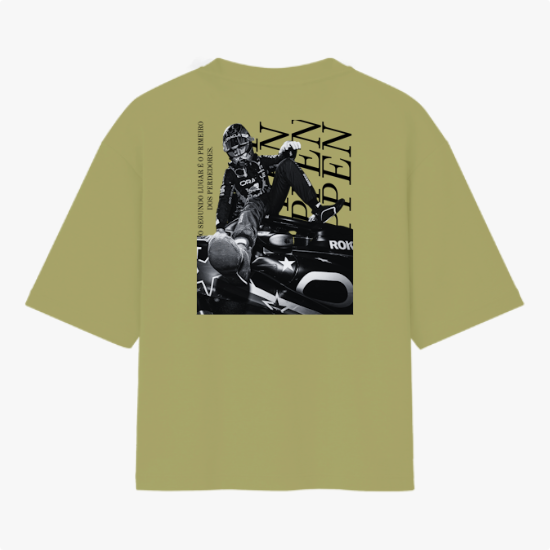 Camiseta com estampa frontal de logo com touros em combate e escrita pequena; estampa traseira de piloto de automobilismo em cima de carro e tipografia vertical.
