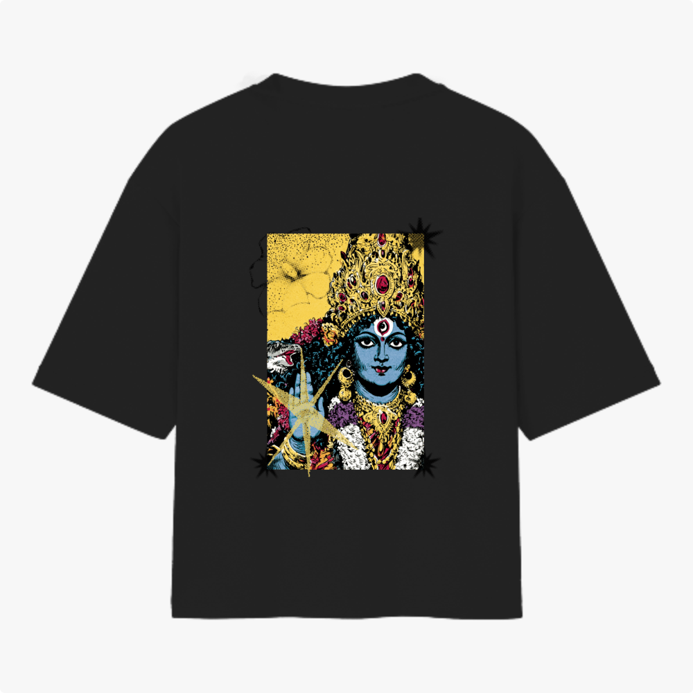 Camiseta com estampa frontal de texto em outra língua sobre um padrão geométrico com estrela amarela e estampa traseira de uma figura detalhada com adornos.