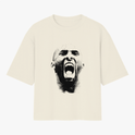 Camiseta com estampa frontal de rosto estilizado em traços artísticos, capturando uma expressão intensa e dramática, repleta de detalhes sombreados.