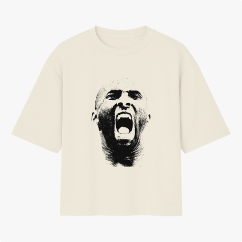 Camiseta com estampa frontal de rosto estilizado em traços artísticos, capturando uma expressão intensa e dramática, repleta de detalhes sombreados.