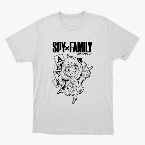 Camiseta com estampa frontal de personagem animado de cabelo rosa, cercado por blocos com letras coloridas, sobre o texto "SPY x FAMILY".