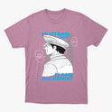 Camiseta com estampa frontal de personagem estilo mangá em perfil, com chapéu militar, acompanhada de textos como "Mustang Roy" e "Flame Alchemist".