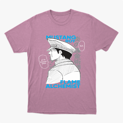 Camiseta com estampa frontal de personagem estilo mangá em perfil, com chapéu militar, acompanhada de textos como "Mustang Roy" e "Flame Alchemist".