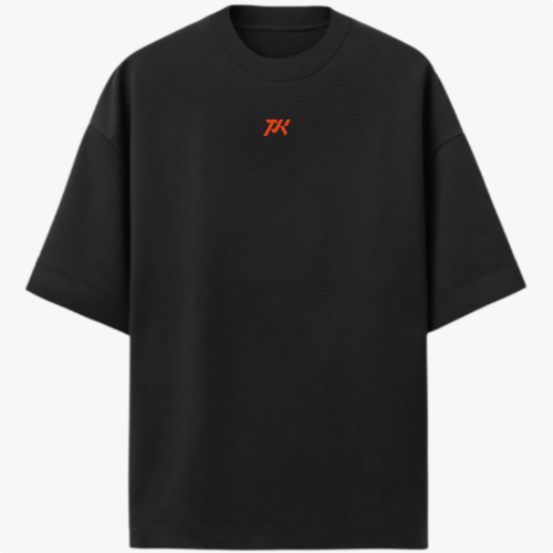 Camiseta com estampa frontal de pequeno logotipo "TK" estilizado e estampa traseira de figura viking detalhada com capacete entre espadas cruzadas, rodeada pelo texto "VIKING PARKER SQUAD".