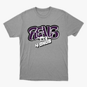 Camiseta com estampa frontal de letras estilizadas "Reals M.C. 4 Anos" em grafite e estampa traseira de um crânio segurando um cartão com símbolo.
