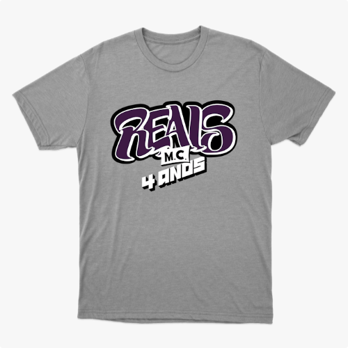 Camiseta com estampa frontal de letras estilizadas "Reals M.C. 4 Anos" em grafite e estampa traseira de um crânio segurando um cartão com símbolo.