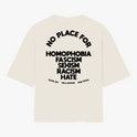 Camiseta com estampa frontal de logo estilizado junto de raios e estampa traseira de mensagem em lista contra homofobia, fascismo, sexismo, racismo e ódio.