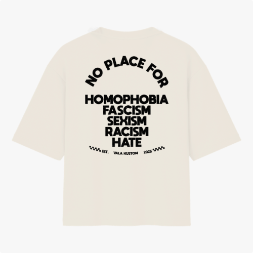 Camiseta com estampa frontal de logo estilizado junto de raios e estampa traseira de mensagem em lista contra homofobia, fascismo, sexismo, racismo e ódio.