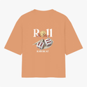 Camiseta com estampa traseira de dados sobre notas de dinheiro, texto estilizado "Roll The Dice", moeda ao fundo e a palavra "RAWBEAT" centralizada.