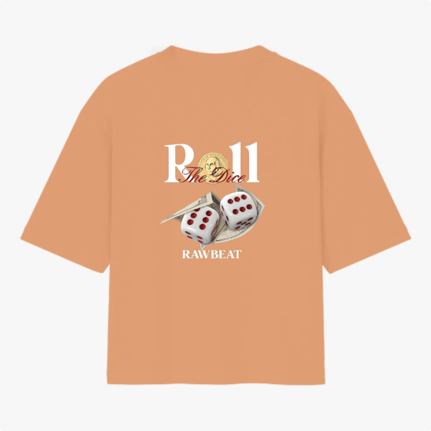 Camiseta com estampa traseira de dados sobre notas de dinheiro, texto estilizado "Roll The Dice", moeda ao fundo e a palavra "RAWBEAT" centralizada.