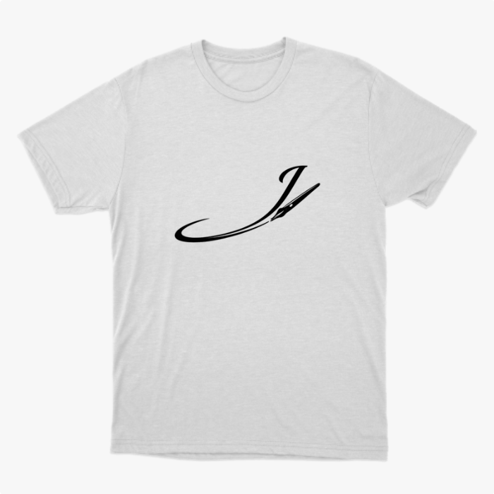 Camiseta com estampa frontal de letra cursiva estilizada acompanhada de pena afiada, formando um design fluido e elegante que se destaca visualmente.