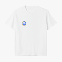 Camiseta com estampa frontal de brasão detalhado e estampa traseira de "Brasil de Axé" com números "777" estilizados sobre imagem difusa de elementos culturais.